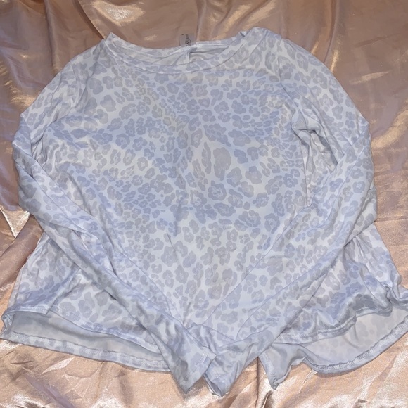 Altar’d state long sleeve leopard work out shirt - Picture 2 of 4